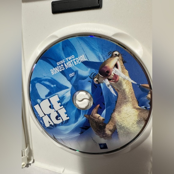 Cool Down with Ice Age: The Perfect DVD for Your Winter Nights! - Picture 4 of 4